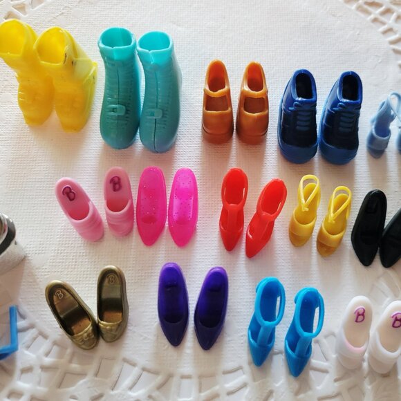 Vintage 14 Pairs Barbie/Doll Shoes, Purse, Sunglasses; Ski Boots, Ice Skates - Picture 2 of 10